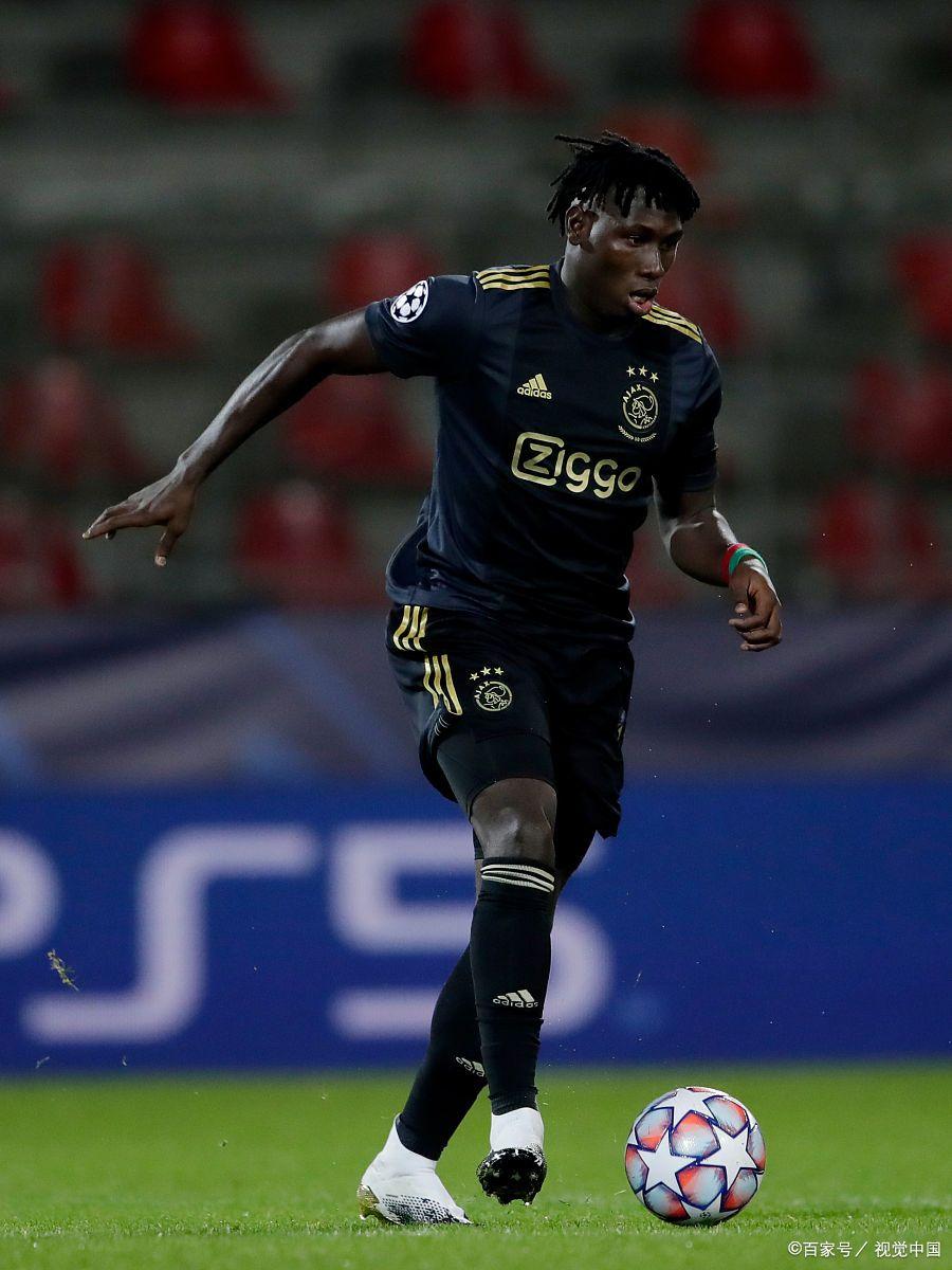 国际比赛日体能课后；阿贾克斯回应争议备战荷甲；压力陡增；更衣室氛围转暖